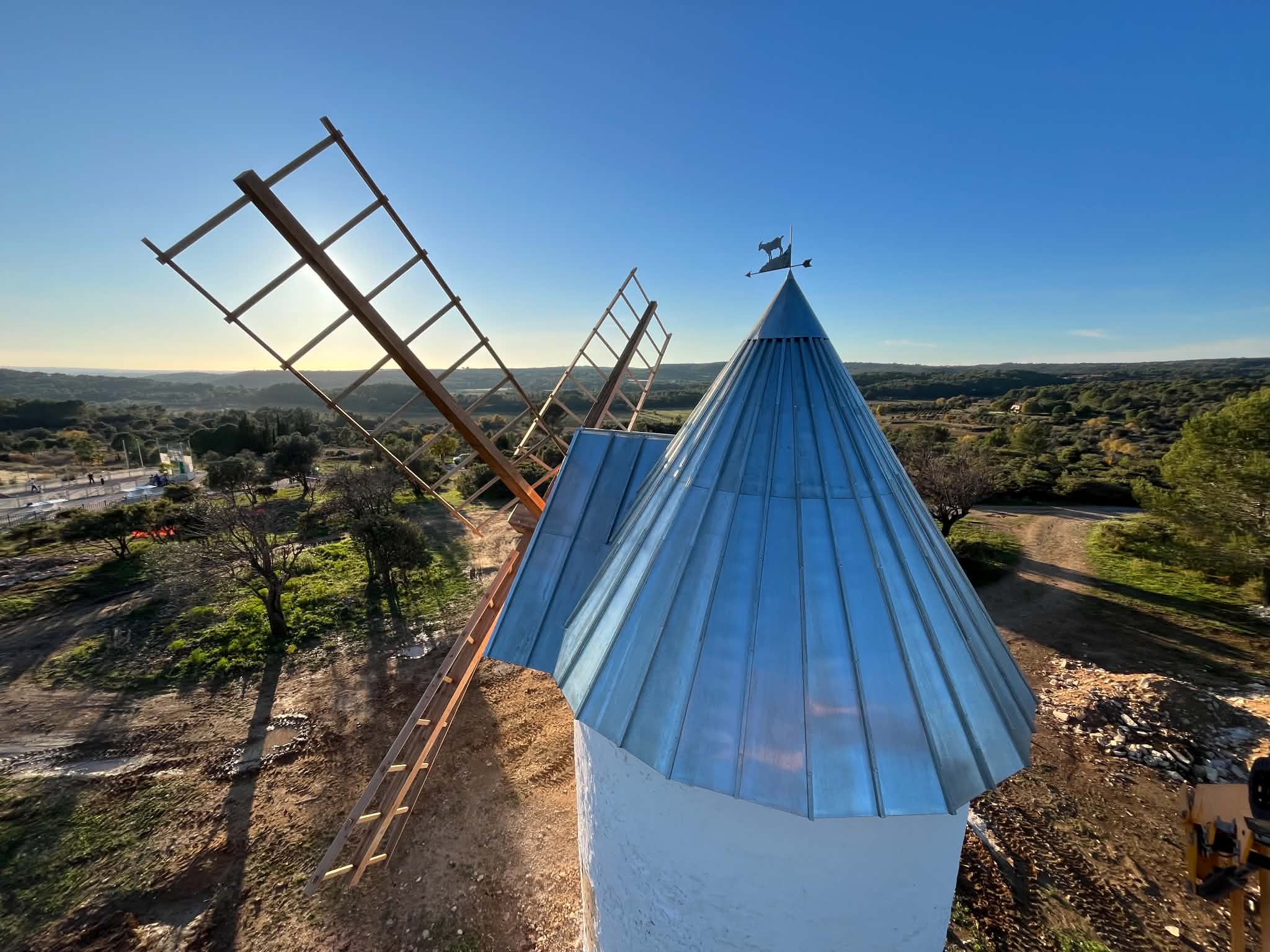 Vue aérienne d’un moulin restauré, coiffé d’une toiture en zinc
