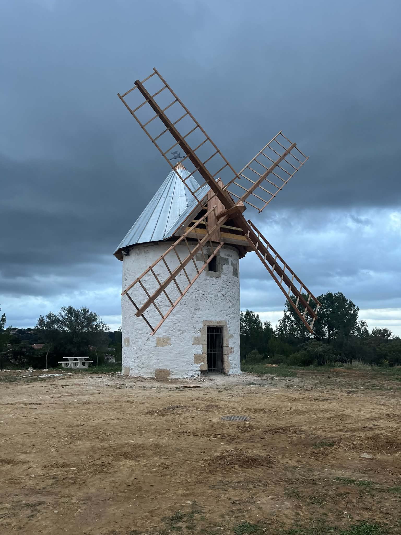 Moulin rénové se détachant sous un ciel orageux