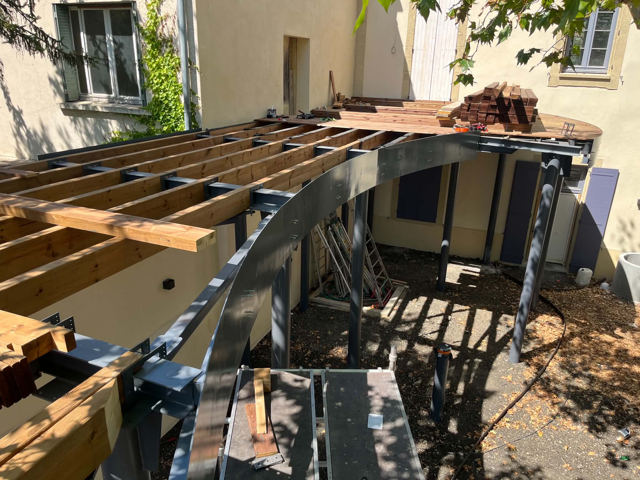 Sous-face de la terrasse et structure bois en cours de chantier