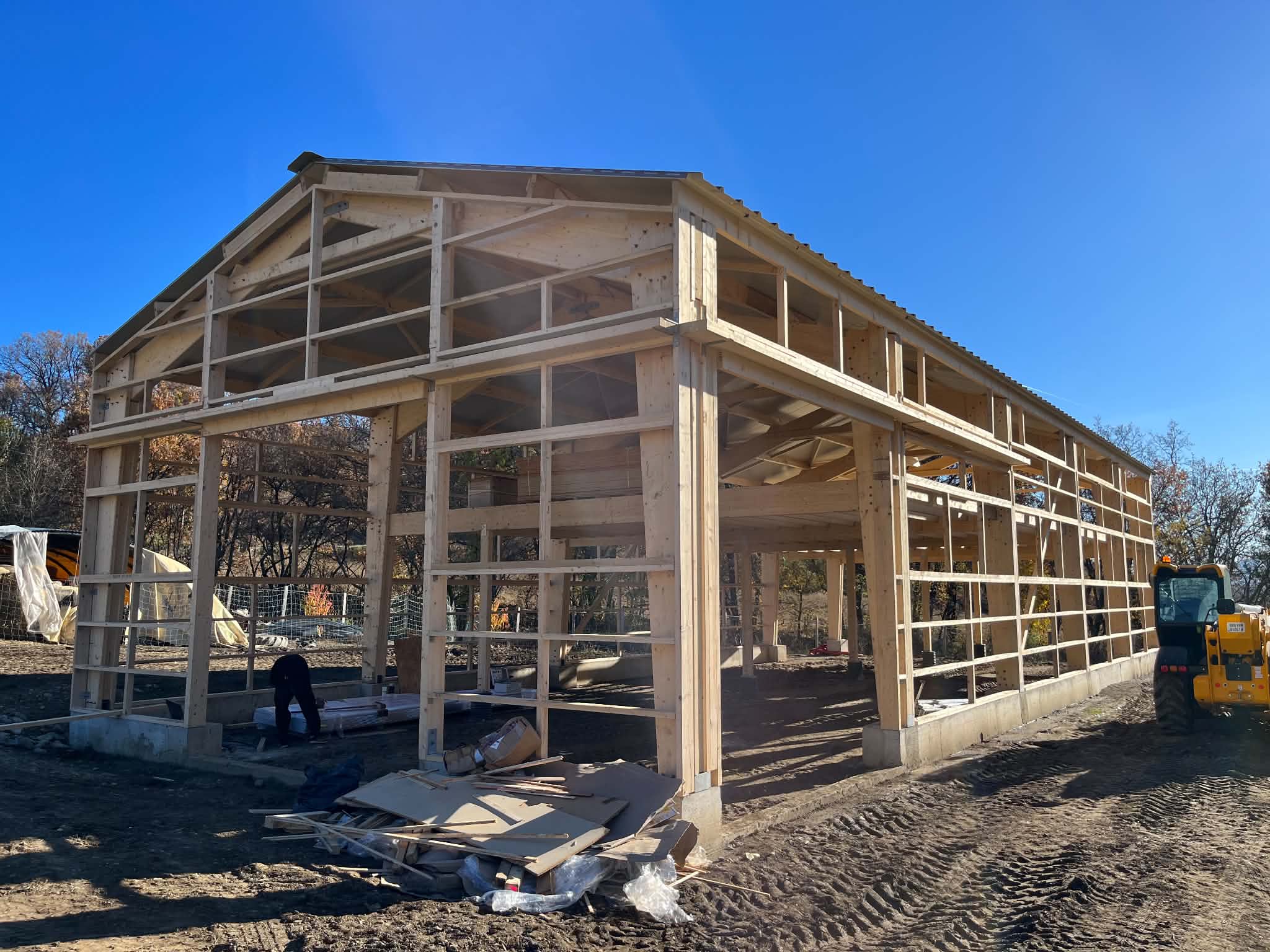 Structure de bâtiment en bois en cours de montage