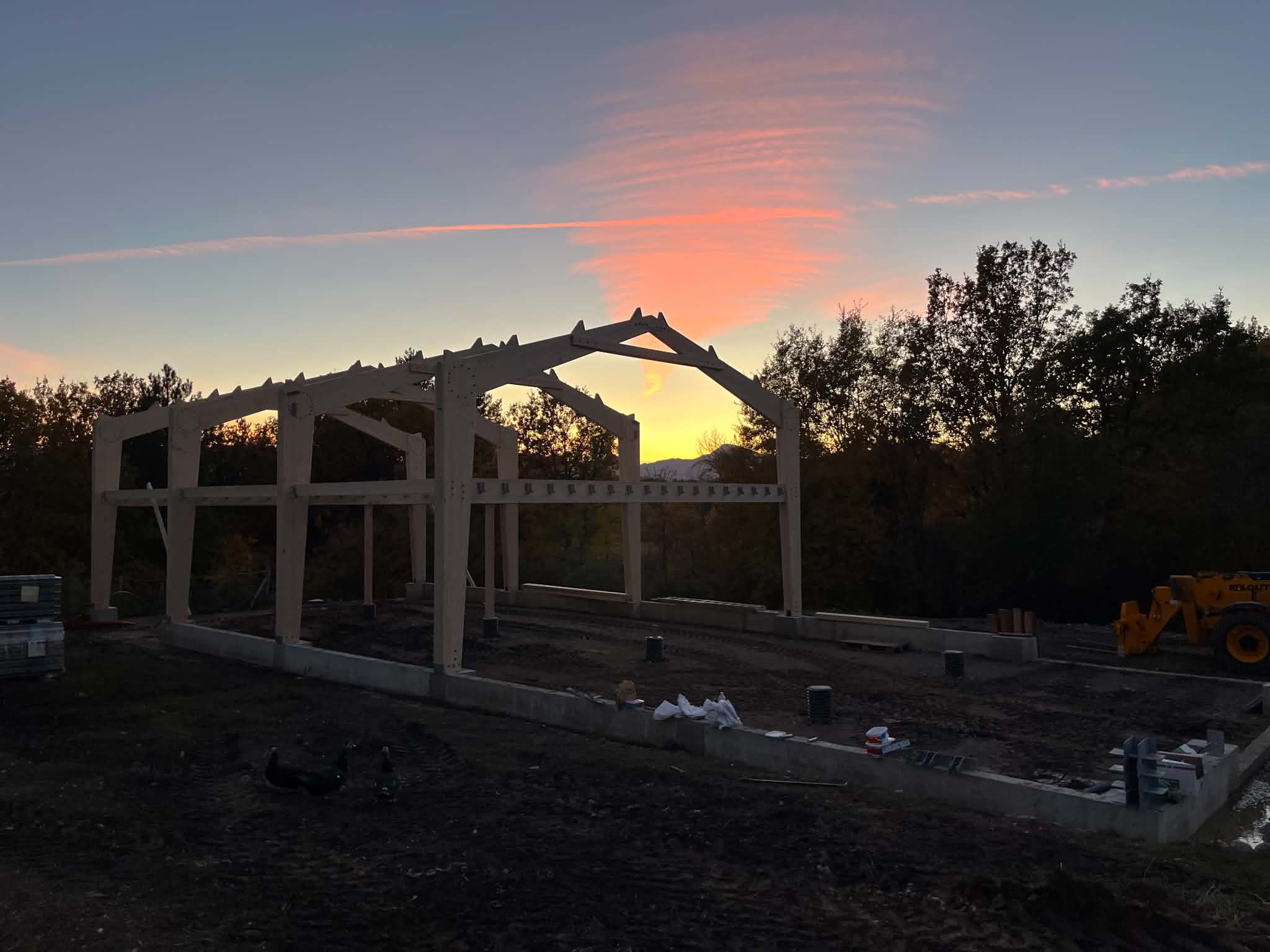 Grande structure en bois dessinée par la lumière du coucher du soleil
