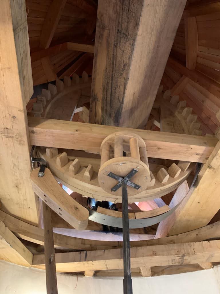 Détail du mécanisme et de la charpente intérieure du moulin