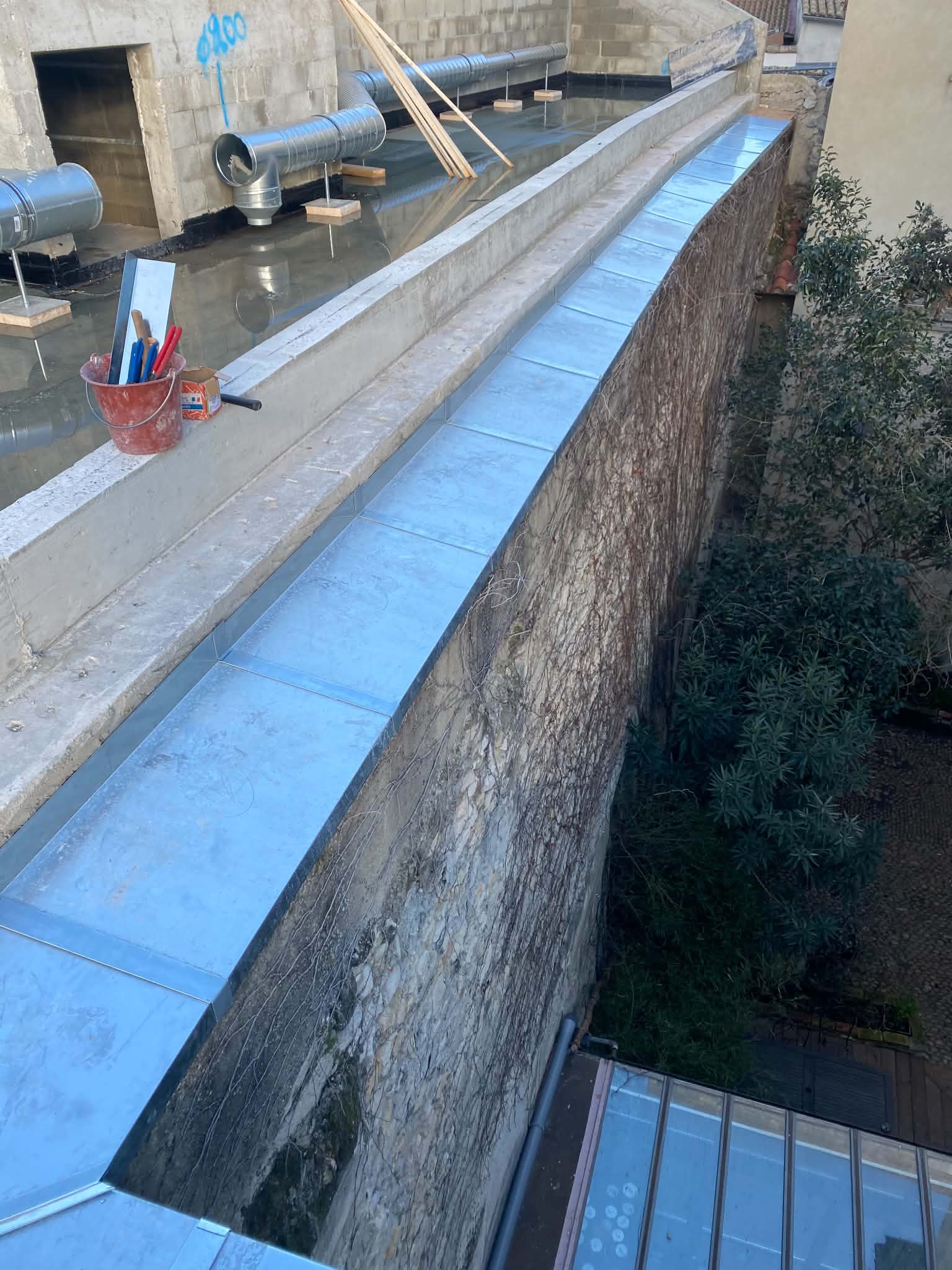 Couvertine en zinc façonnée le long d’un mur ancien